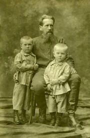 Иван Черский вместе с внуками 